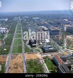 Luftaufnahmen von Washington, D.C., u0026 Umgebung. Luftaufnahme der National Mall in Washington, D.C., mit den Smithsonian Institutionu0027s Arts and Industries and Castle Gebäuden in der Mitte rechts, und die National Gallery of Art ganz links. Das US-Kapitol, der Supreme Court und die Thomas Jefferson Library of Congress Gebäude sind oben links zu sehen. [Unreinheiten oben rechts und unten links sind dem Negativen Original.] Stockfoto