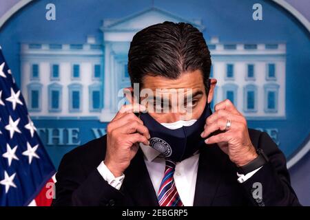 Der Bürgermeister von Miami, Francis Suarez, passt seine Maske an, während er im Anschluss an ein Treffen mit Präsident Biden während der täglichen Pressekonferenz im Weißen Haus in Washington, DC am Freitag, 12. Februar 2021, über den amerikanischen Rettungsplan spricht. Der amerikanische Rettungsplan ist ein $1,9 Billionen-Konjunkturpaket, das zur Bekämpfung der wirtschaftlichen und gesundheitlichen Auswirkungen der COVID-19-Pandemie beitragen soll. Foto von Kevin Dietsch/Pool/ABACAPRESS.COM Stockfoto