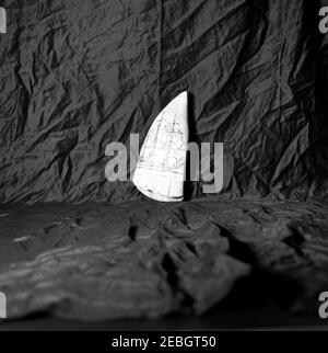 Scrimshaw an Präsident Kennedy gegeben. Vorderansicht eines Stückes Walzahn-Scrimshaw mit einem Segelschiff, das Präsident John F. Kennedy gegeben wurde. Stockfoto