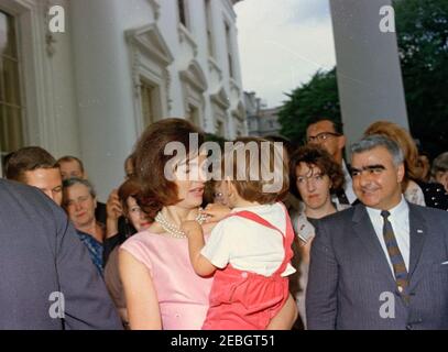 Präsentation der National Aeronautics and Space Administration (NASA) Distinguished Service Medal (DSM) an Astronaut Major L. Gordon Cooper, 12:15pm Uhr. First Lady Jacqueline Kennedy hält John F. Kennedy, Jr. (spielt mit seiner Halskette aus dem Jahr motheru2019s) im Nordportikus des Weißen Hauses, Washington, D.C., im Anschluss an Major L. Gordon Cooperu2019s National Aeronautics and Space Administration (NASA) Distinguished Service Medal (DSM). Alle anderen sind nicht identifiziert. Stockfoto