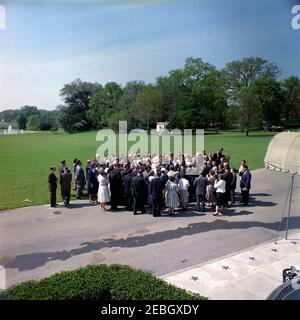 Besuch von Mitgliedern der Knights of Columbus, Charlestown, Massachusetts. Präsident John F. Kennedy (in der Menge, Mitte Hintergrund) Besuche mit Mitgliedern des Bunker Hill Council of the Knights of Columbus aus Charlestown, Massachusetts. Ebenfalls im Bild: Beamter der White House Communications Agency (WHCA), Joseph W. Culbreth; und Geheimagenten des Weißen Hauses, Ernie Olsson und Sam Sulliman. South Lawn Auffahrt vor dem South Portico, White House, Washington, D.C. Stockfoto