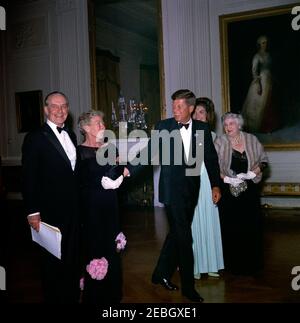 Abendessen zu Ehren der Nobelpreisträger, 8:00pm Uhr. Präsident John F. Kennedy besucht mit Gästen den East Room während eines Abendessens zu Ehren der Nobelpreisträger aus der westlichen Hemisphäre. Von links nach rechts: Schauspieler, Frederic March; Schriftstellerin Mary Welsh Hemingway (Witwe des Nobelpreisträgers Ernest Hemingway); Präsident Kennedy; First Lady Jacqueline Kennedy; und Katherine Tupper Marshall (Witwe des Nobelpreisträgers und ehemaligen Staatssekretärs, General George C. Marshall). White House, Washington, D.C. Stockfoto