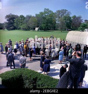 Besuch von Mitgliedern der Knights of Columbus, Charlestown, Massachusetts. Präsident John F. Kennedy (in der Menge, Mitte Hintergrund) Besuche mit Mitgliedern des Bunker Hill Council of the Knights of Columbus aus Charlestown, Massachusetts. Auch im Bild: White House Communications Agency (WHCA) Offizier, Joseph W. Culbreth; und White House Secret Service Agenten, Sam Sulliman und John J. u201cMuggsyu201d Ou2019Leary. South Lawn Auffahrt vor dem South Portico, White House, Washington, D.C. Stockfoto