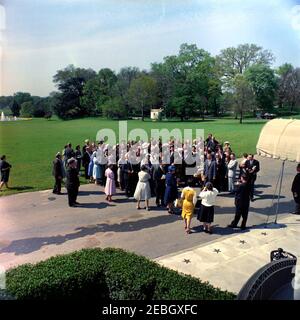 Besuch von Mitgliedern der Knights of Columbus, Charlestown, Massachusetts. Präsident John F. Kennedy (in der Menge, Mitte Hintergrund) Besuche mit Mitgliedern des Bunker Hill Council of the Knights of Columbus aus Charlestown, Massachusetts. Auch im Bild: Special Assistants von Präsident Kennedy, Dave Powers und John J. McNally; White House Communications Agency (WHCA) Officer, Joseph W. Culbreth; und White House Secret Service Agenten, Stewart u201cStuu201d Stout, Sam Sulliman, und Ernie Olsson. South Lawn Auffahrt vor dem South Portico, White House, Washington, D.C. Stockfoto