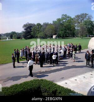 Besuch von Mitgliedern der Knights of Columbus, Charlestown, Massachusetts. Präsident John F. Kennedy (in der Menge, Mitte Hintergrund) Besuche mit Mitgliedern des Bunker Hill Council of the Knights of Columbus aus Charlestown, Massachusetts. Der Fotograf des Weißen Hauses, Captain Cecil Stoughton, steht mit dem Sonderassistenten von Präsident Kennedy, John J. McNally, ganz rechts. Auch im Bild: Special Assistant to the President, Dave Powers; und White House Secret Service Agenten, Ernie Olsson, Sam Sulliman und Stewart u201cStuu201d Stout. South Lawn Auffahrt vor dem South Portico, White House, W Stockfoto