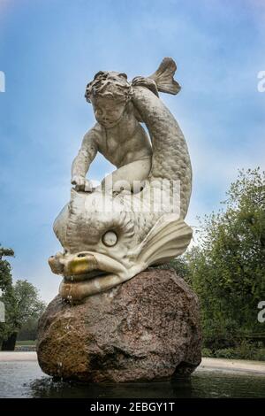 Wasserbrunnen für Jungen und Delfine im Hyde Park, London, Großbritannien Stockfoto