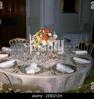 Abendessen zu Ehren der Nobelpreisträger, 8:00pm Uhr. Blick auf die Tischgestaltung und ein Blumenarrangement für ein Abendessen zu Ehren der Nobelpreisträger aus der westlichen Hemisphäre. State Dining Room, White House, Washington, D.C. Stockfoto