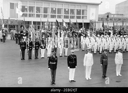 Zeremonie zur Ankunft von Erzbischof Makarios III., Präsident von Zypern, 11:00am Uhr. Präsident John F. Kennedy und Präsident der Republik Zypern, Erzbischof Makarios III (beide im Hintergrund), überprüfen Ehrengarde Truppen während der Ankunftszeremonien für Erzbischof Makarios III; Kommandant der Truppen, Oberstleutnant Charles P. Murray, Jr., begleitet den Präsidenten und Erzbischof. Military Air Transport Service (MATS) Terminal, Washington National Airport, Washington, D.C. Stockfoto