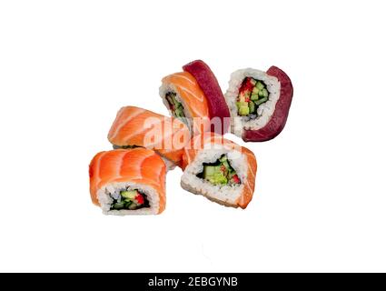 Sushi Rainbow Rolle isoliert auf weiß. Lachs Thunfisch Kaviar Draufsicht. Japanisches Sake Maguro Stockfoto