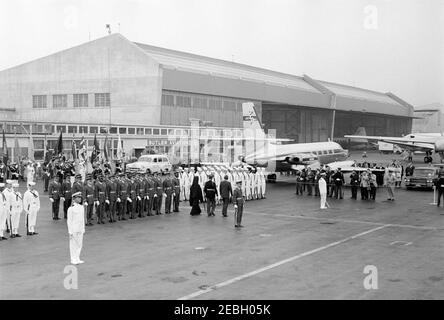 Zeremonie zur Ankunft von Erzbischof Makarios III., Präsident von Zypern, 11:00am Uhr. Präsident John F. Kennedy und Präsident der Republik Zypern, Erzbischof Makarios III (beide zu Fuß in der Mitte), überprüfen Ehrengarde Truppen während der Ankunft Zeremonien für Erzbischof Makarios III; Kommandant der Truppen, Oberstleutnant Charles P. Murray, Jr., begleitet den Präsidenten und Erzbischof. Military Air Transport Service (MATS) Terminal, Washington National Airport, Washington, D.C. Stockfoto