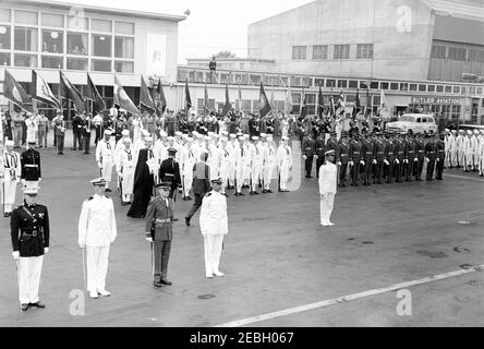 Zeremonie zur Ankunft von Erzbischof Makarios III., Präsident von Zypern, 11:00am Uhr. Präsident John F. Kennedy und Präsident der Republik Zypern, Erzbischof Makarios III (beide in der Mitte links), überprüfen Ehrengarde Truppen während der Ankunftszeremonien für Erzbischof Makarios III; Kommandant der Truppen, Oberstleutnant Charles P. Murray, Jr., begleitet den Präsidenten und Erzbischof. Military Air Transport Service (MATS) Terminal, Washington National Airport, Washington, D.C. Stockfoto