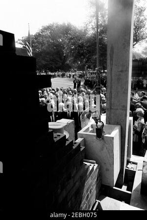 Grundsteinlegung, Bürogebäude Rayburn House, 10:28am Uhr. Präsident John F. Kennedy (Mitte links) nimmt an der Grundsteinlegung für das Bürogebäude des Rayburn House Teil, die dem verstorbenen Sprecher des Repräsentantenhauses, Sam Rayburn, gewidmet ist. Ebenfalls im Bild: Vertreter E. C. u0022Tooku0022 Gathings (Arkansas); Vertreter Carroll D. Kearns (Pennsylvania); Vertreter Clark W. Thompson (Texas); Vertreter Winfield K. Denton (Indiana); Vertreter Roman C. Pucinski (Illinois); Geheimagent des Weißen Hauses, Milt Wilhite. Washington, D.C. Stockfoto