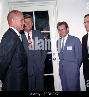 Besuch von Gherman S. Titov, russischer Kosmonaut (Astronaut), und John Glenn, amerikanischer Astronaut, 12:47pm Uhr. Präsident John F. Kennedy besucht den russischen Kosmonauten-Major Gherman S. Titov (zweiter von rechts) und den amerikanischen Astronauten Oberst John H. Glenn, Jr. (links). Der Dolmetscher Ivan Shklyar steht ganz rechts. West Wing Colonnade, White House, Washington, D.C. Stockfoto