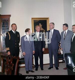 Besuch von Gherman S. Titov, russischer Kosmonaut (Astronaut), und John Glenn, amerikanischer Astronaut, 12:47pm Uhr. Der russische Kosmonaut Major Gherman S. Titov und der amerikanische Astronaut Colonel John H. Glenn, Jr. besuchen das Weiße Haus. Von links nach rechts: Marinefahrt an den Präsidenten, Kapitän Tazewell Shepard; Major Titov; Oberst Glenn; sowjetischer Botschafter in den Vereinigten Staaten, Anatolij Fedorovich Dobrynin; Dolmetscher Walter Skuby und Ivan Shklyar. Fish Room, White House, Washington, D.C. Stockfoto