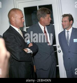 Besuch von Gherman S. Titov, russischer Kosmonaut (Astronaut), und John Glenn, amerikanischer Astronaut, 12:47pm Uhr. Präsident John F. Kennedy besucht den russischen Kosmonauten-Major Gherman S. Titov (rechts) und den amerikanischen Astronauten Oberst John H. Glenn, Jr. (links). West Wing Colonnade, White House, Washington, D.C. Stockfoto