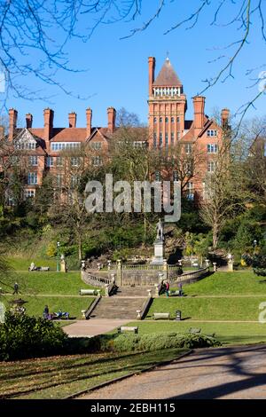 Avenham Park, Preston zeigt das alte Park Hotel mit Blick auf die Stufen und die Statue von Edward Stanley. Stockfoto