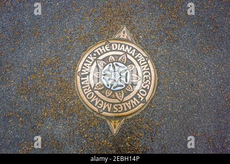 Schild auf dem Boden, das die Richtung des Princess Diana Memorial Walk im Hyde Park, London, UK, markiert Stockfoto