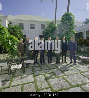 Treffen mit den Joint Chiefs of Staff (JCS), Palm Beach, Florida 10:15am Uhr. Präsident John F. Kennedy steht im Freien mit den Joint Chiefs of Staff (JCS) und anderen nach einem Treffen in der Residenz von C. Michael Paul in Palm Beach, Florida. Von links nach rechts: Kommandant des United States Marine Corps, General David M. Shoup; Stabschef der United States Army, General Earle G. Wheeler; Chef der Naval Operations, Admiral George W. Anderson, Jr.; Verteidigungsminister, Robert S. McNamara; Präsident Kennedy; Vorsitzender der JCS, General Maxwell D. Taylor; Stellvertretender Verteidigungsminister, Rosw Stockfoto