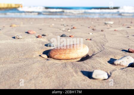 Steinige Küste der Ostsee in Lettland, erstaunliche Sonnenuntergang über Sandstrand, Natur, Landschaft Stockfoto