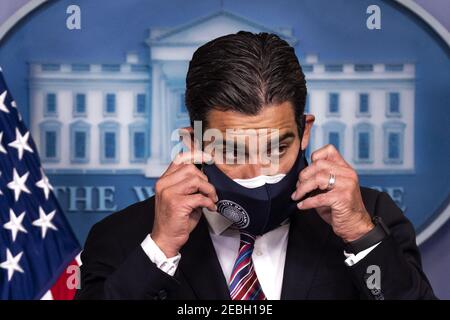 Washington, Usa. Februar 2021, 12th. Der Bürgermeister von Miami, Francis Suarez, passt seine Maske an, während er im Anschluss an ein Treffen mit Präsident Biden während der täglichen Pressekonferenz im Weißen Haus in Washington, DC am Freitag, 12. Februar 2021, über den amerikanischen Rettungsplan spricht. Der amerikanische Rettungsplan ist ein $1,9 Billionen-Konjunkturpaket, das zur Bekämpfung der wirtschaftlichen und gesundheitlichen Auswirkungen der COVID-19-Pandemie beitragen soll. Foto von Kevin Dietsch/UPI Kredit: UPI/Alamy Live News Stockfoto