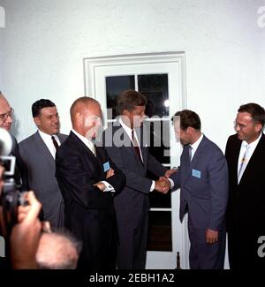 Besuch von Gherman S. Titov, russischer Kosmonaut (Astronaut), und John Glenn, amerikanischer Astronaut, 12:47pm Uhr. Präsident John F. Kennedy schüttelt sich bei seinem Besuch im Weißen Haus die Hände mit dem russischen Kosmonauten-Major Gherman S. Titov. Von links nach rechts: Sowjetischer Botschafter in den Vereinigten Staaten, Anatolij Fedorovich Dobrynin (am Bildrand); Dolmetscher Walter Skuby; amerikanischer Astronaut Colonel John H. Glenn, Jr.; Präsident Kennedy; Major Titov; Dolmetscher Ivan Shklyar. West Wing Colonnade, White House, Washington, D.C. Stockfoto