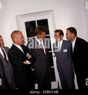 Besuch von Gherman S. Titov, russischer Kosmonaut (Astronaut), und John Glenn, amerikanischer Astronaut, 12:47pm Uhr. Präsident John F. Kennedy besucht den russischen Kosmonauten Major Gherman S. Titov und den amerikanischen Astronauten Colonel John H. Glenn, Jr. Links nach rechts: Dolmetscher Walter Skuby, Oberst Glenn, Präsident Kennedy, Major Titov, Dolmetscher Ivan Shklyar. West Wing Colonnade, White House, Washington, D.C. Stockfoto