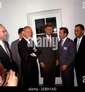 Besuch von Gherman S. Titov, russischer Kosmonaut (Astronaut), und John Glenn, amerikanischer Astronaut, 12:47pm Uhr. Präsident John F. Kennedy besucht den russischen Kosmonauten Major Gherman S. Titov und den amerikanischen Astronauten Oberst John H. Glenn, Jr. Links nach rechts: Sowjetischer Botschafter in den Vereinigten Staaten, Anatolij Fedorovich Dobrynin; Dolmetscher Walter Skuby (hinten, meist versteckt); Oberst Glenn; Präsident Kennedy; Major Titov; Dolmetscher Ivan Shklyar. West Wing Colonnade, White House, Washington, D.C. Stockfoto