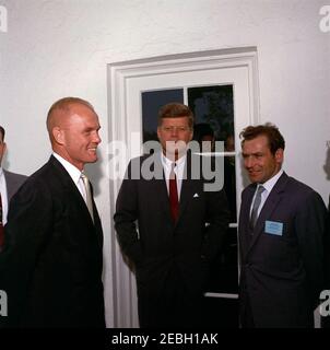 Besuch von Gherman S. Titov, russischer Kosmonaut (Astronaut), und John Glenn, amerikanischer Astronaut, 12:47pm Uhr. Präsident John F. Kennedy besucht den russischen Kosmonauten-Major Gherman S. Titov (rechts) und den amerikanischen Astronauten Oberst John H. Glenn, Jr. (links). West Wing Colonnade, White House, Washington, D.C. Stockfoto