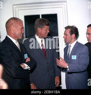 Besuch von Gherman S. Titov, russischer Kosmonaut (Astronaut), und John Glenn, amerikanischer Astronaut, 12:47pm Uhr. Präsident John F. Kennedy besucht den russischen Kosmonauten-Major Gherman S. Titov (zweiter von rechts) und den amerikanischen Astronauten Oberst John H. Glenn, Jr. (links). Der Dolmetscher Ivan Shklyar steht ganz rechts. West Wing Colonnade, White House, Washington, D.C. Stockfoto