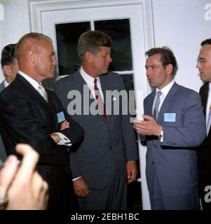 Besuch von Gherman S. Titov, russischer Kosmonaut (Astronaut), und John Glenn, amerikanischer Astronaut, 12:47pm Uhr. Präsident John F. Kennedy besucht den russischen Kosmonauten-Major Gherman S. Titov (zweiter von rechts) und den amerikanischen Astronauten Oberst John H. Glenn, Jr. (links). Der Dolmetscher Ivan Shklyar steht ganz rechts, der Dolmetscher Walter Skuby steht hinter Colonel Glenn (meist versteckt). West Wing Colonnade, White House, Washington, D.C. Stockfoto