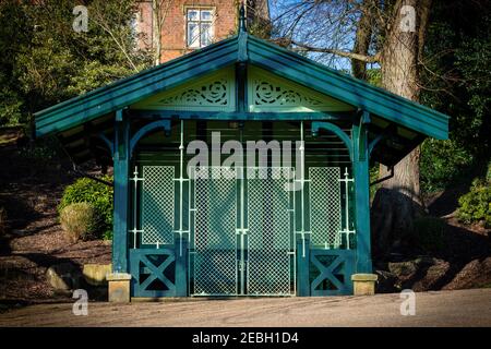 Pavillon im Stil eines Chalets. In Avenham Park, Preston, England. Stockfoto