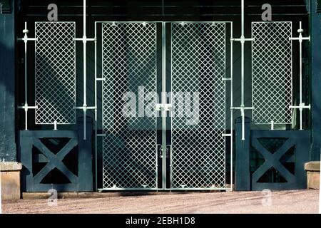 Pavillon im Stil eines Chalets. Nahaufnahme der Tür und der Fensterläden, die ein abstraktes Muster bilden. Stockfoto