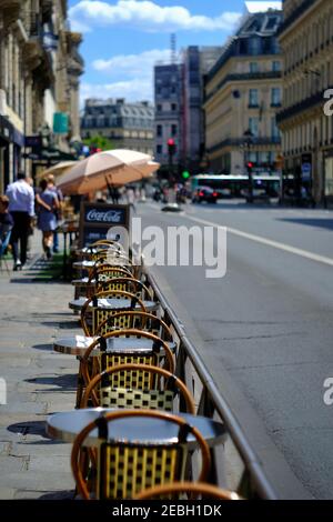 Paris, France - July 11, 2020 : EIN Restaurant leer Stühle und Tische neben einer Straße in Paris Frankreich Stockfoto