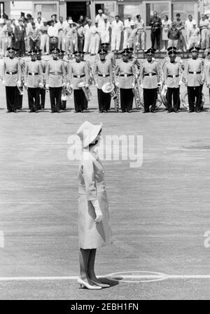 Reise nach Mexiko: Ankunftszeremonie, Internationaler Flughafen Mexiko-Stadt, Mexiko-Stadt, 11:00am Uhr. First Lady Jacqueline Kennedy nimmt an einer Ankunftszeremonie zu Ehren von Präsident John F. Kennedy und Frau Kennedy in Mexiko-Stadt Teil. Mitglieder einer Band stehen im Hintergrund. Internationaler Flughafen Benito Juu00e1rez, Mexiko-Stadt, Mexiko. Stockfoto