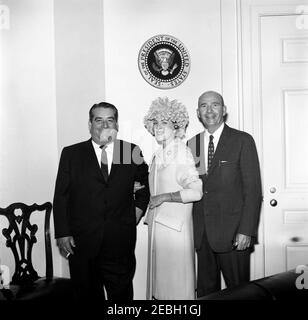 Besucher im Westflügel (Präsidentenassistent David F. Powers). Der Präsidentenassistent Dave Powers (ganz rechts) steht mit zwei nicht identifizierten Besuchern. Fish Room, White House, Washington, D.C. Stockfoto