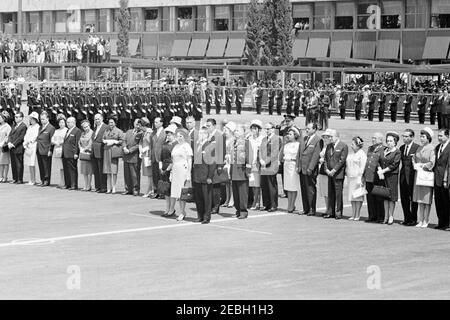 Reise nach Mexiko: Ankunftszeremonie, Internationaler Flughafen Mexiko-Stadt, Mexiko-Stadt, 11:00am Uhr. Präsident von Mexiko, Adolfo Lu00f3pez Mateos, und First Lady von Mexiko, Eva Su00e1mano de Lu00f3pez Mateos, nehmen an der Ankunftszeremonie für Präsident John F. Kennedy in Mexiko-Stadt Teil. Auch im Bild: Eva Lu00f3pez Mateos; Privatsekretärin von Präsident Lu00f3pez Mateos, Humberto Romero Pu00e9rez; Chef des Generalstabs des Präsidenten von Mexiko, Generalmajor Josu00e9 Gu00f3mez Huerta; Generaldirektor des Instituts für soziale Sicherheit von Mexiko, Benito Coquet; Fanny Gamboa de Carrillo Stockfoto