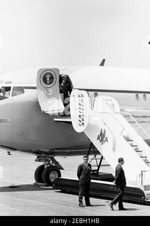 Reise nach Mexiko: Ankunftszeremonie, Internationaler Flughafen Mexiko-Stadt, Mexiko-Stadt, 11:00am Uhr. Naval Aide to President Kennedy, Captain Tazewell Shepard, steht in der Tür der Air Force One bei der Ankunft in Mexiko-Stadt. Ebenfalls abgebildet ist der Geheimagent des Weißen Hauses, Clint Hill. Internationaler Flughafen Benito Juu00e1rez, Mexiko-Stadt, Mexiko. Stockfoto