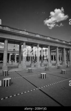 Paris, Frankreich - 11. Juli 2020 : die schönen Säulen von Buren im Königspalast in Paris Frankreich in schwarz und weiß Stockfoto