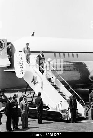 Reise nach Mexiko: Ankunftszeremonie, Internationaler Flughafen Mexiko-Stadt, Mexiko-Stadt, 11:00am Uhr. Präsident John F. Kennedy und First Lady Jacqueline Kennedy steigen bei ihrer Ankunft in Mexiko-Stadt die Treppe der Air Force One herab. Hinter dem Präsidenten und der First Lady folgt der militärische Aide des Präsidenten, General Chester V. Clifton. Ebenfalls im Bild: US-Chef des Protokolls, Angier Biddle Duke; Sonderassistent von Präsident Kennedy, Kenneth P. Ou0027Donnell; White House Press Secretary, Pierre Salinger. Internationaler Flughafen Benito Juu00e1rez, Mexiko-Stadt, Mexiko. Stockfoto