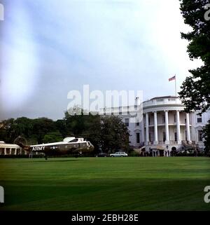 Präsident Kennedy verlässt das Weiße Haus nach Atlantic City, New Jersey, 9:09am Uhr. Ein Hubschrauber der United States Army mit Präsident John F. Kennedy hebt vom South Lawn des Weißen Hauses, Washington, D.C. ab; der Präsident reiste zur Andrews Air Force Base auf dem Weg nach Atlantic City, New Jersey. Stockfoto