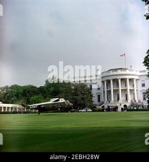 Präsident Kennedy verlässt das Weiße Haus nach Atlantic City, New Jersey, 9:09am Uhr. Ein Hubschrauber der United States Army mit Präsident John F. Kennedy hebt vom South Lawn des Weißen Hauses, Washington, D.C. ab; der Präsident reiste zur Andrews Air Force Base auf dem Weg nach Atlantic City, New Jersey. Stockfoto