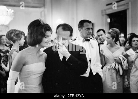 Abendessen zu Ehren von Andru00e9 Malraux, Staatsminister für kulturelle Angelegenheiten Frankreichs, 8:00pm Uhr. First Lady Jacqueline Kennedy besucht den französischen Staatsminister für kulturelle Angelegenheiten, Andru00e9 Malraux (Mitte), während eines Abendessens zu seinen Ehren. Ebenfalls im Bild: Naval Aide to the President, Captain Tazewell Shepard; Editor of the New Republic, Gilbert Harrison. Cross Hall, White House, Washington, D.C. Stockfoto