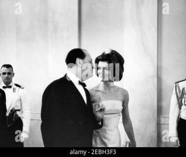 Abendessen zu Ehren von Andru00e9 Malraux, Staatsminister für kulturelle Angelegenheiten Frankreichs, 8:00pm Uhr. First Lady Jacqueline Kennedy besucht den französischen Staatsminister für kulturelle Angelegenheiten, Andru00e9 Malraux, bei einem Abendessen zu seinen Ehren. Cross Hall, White House, Washington, D.C. Stockfoto