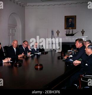 Treffen mit Einar Gerhardsen, Premierminister von Norwegen, 12:02pm Uhr. Präsident John F. Kennedy trifft sich mit Premierminister des Königreichs Norwegen, Einar Gerhardsen, und anderen im Kabinettsaal des Weißen Hauses, Washington, D.C., im Uhrzeigersinn um den Tisch (von ganz links): Botschafter Norwegens, Paul Koht (am Rand des Rahmens); Premierminister Gerhardsen; Unterstaatssekretär für auswärtige Angelegenheiten Norwegens, Hans Engen; Sonderassistent des Premierministers, Andreas Andersen; kommissarischer Direktor für Britische Commonwealth- und Nordeuropäische Angelegenheiten, Milton C. Rewinkel (versteckt); Stellvertretender Assistent der Secreta Stockfoto