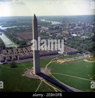 Luftaufnahmen von Washington, D.C. Luftaufnahme des Washington Monument auf der National Mall in Washington, D.C. im Hintergrund sind der reflektierende Pool, das Lincoln Memorial (ganz links am Bildrand) und der Potomac River zu sehen. Stockfoto