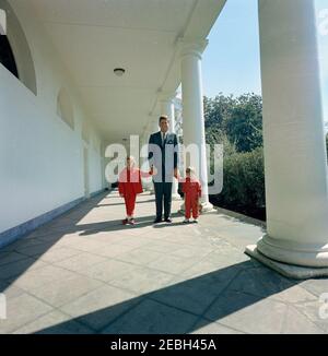 Präsident Kennedy mit John F. Kennedy, Jr. (JFK, Jr.), u0026 Caroline Kennedy (CBK). Präsident John F. Kennedy posiert mit seinen Kindern, Caroline Kennedy und John F. Kennedy, Jr., in der West Wing Colonnade des Weißen Hauses, Washington, D.C. Stockfoto