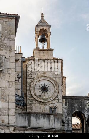 Glockenturm Blick auf die Kirche unserer Dame in alten Split Stadt in Kroatien Stockfoto