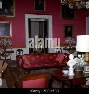 Abendessen zu Ehren von Andru00e9 Malraux, Staatsminister für kulturelle Angelegenheiten Frankreichs, 8:00pm Uhr. Blick auf Blumenarrangements im Roten Raum des Weißen Hauses, Washington, D.C., eingerichtet für ein Abendessen zu Ehren des Staatsministers für Kulturangelegenheiten Frankreichs, Andru00e9 Malraux. Stockfoto