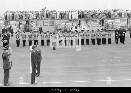 Reise nach Mexiko: Abreisezeremonie, 11:15am Uhr. Präsident John F. Kennedy und First Lady Jacqueline Kennedy nehmen an einer Abschiedzeremonie zu ihren Ehren Teil, nach einem Staatsbesuch in Mexiko. Der Protokollchef von Mexiko, Federico A. Mariscal, steht mit Präsident und Frau Kennedy zusammen; der Militärdienst steht Präsident Kennedy, General Chester V. Clifton und General Cristu00f3bal Guzmu00e1n Cu00e1rdenas hinter. Eine Militärkapelle spielt im Hintergrund. Internationaler Flughafen Benito Juu00e1rez, Mexiko-Stadt, Mexiko. Stockfoto