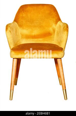 Schöner bequemer weicher Sessel mit goldenem Veloursbezug, Holzbeinen und vergoldeten Spitzen, isoliert auf weißem Hintergrund. Stockfoto